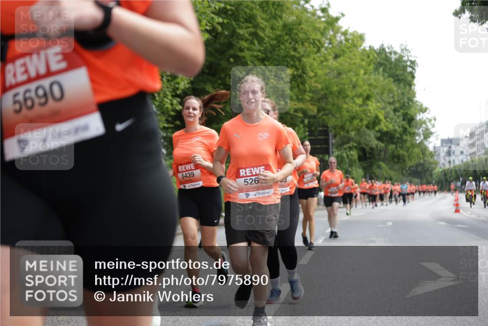15.06.2025 - REWE Women's Run Jannik Wohlers http://msf.ph/oto/7975890 15.06.2025 10:10:26 Laufen 5690, 5439, 526, 5100 meine-sportfotos.de