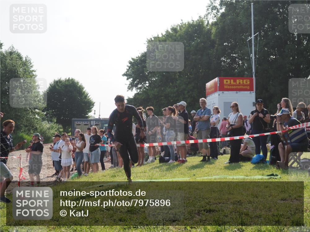 15.06.2025 - 27. Vierlanden-Triathlon KatJ http://msf.ph/oto/7975896 15.06.2025 08:32:40 Schwimmen 14, 26, 38 meine-sportfotos.de