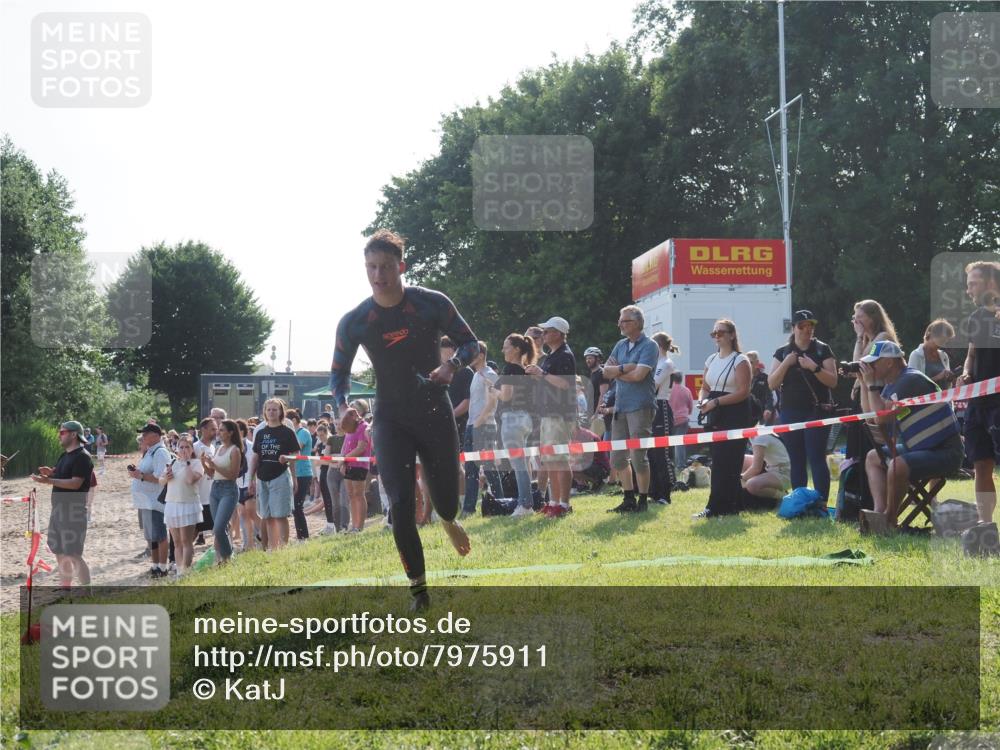 15.06.2025 - 27. Vierlanden-Triathlon KatJ http://msf.ph/oto/7975911 15.06.2025 08:32:40 Schwimmen 14, 26, 38 meine-sportfotos.de