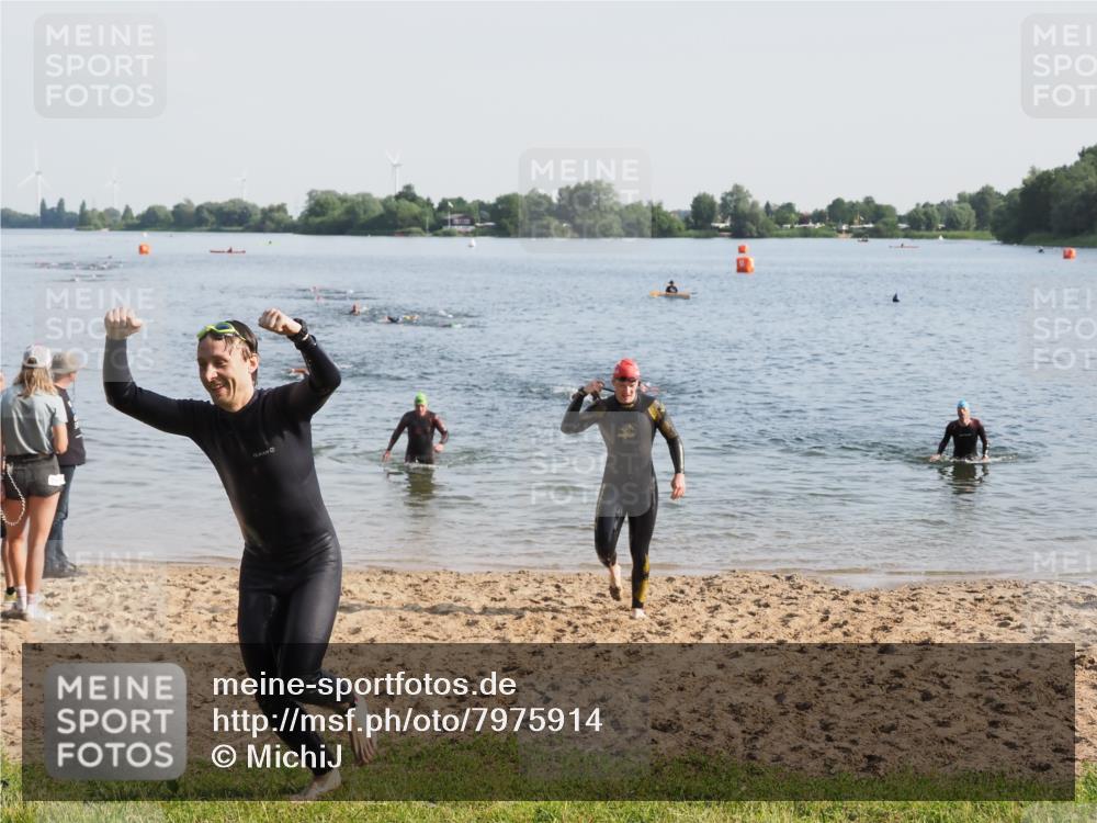 21.06.2025 - 27. Vierlanden-Triathlon MichiJ http://msf.ph/oto/7975914 15.06.2026 08:43:00 Schwimmen 18, 72, 100, 137 meine-sportfotos.de