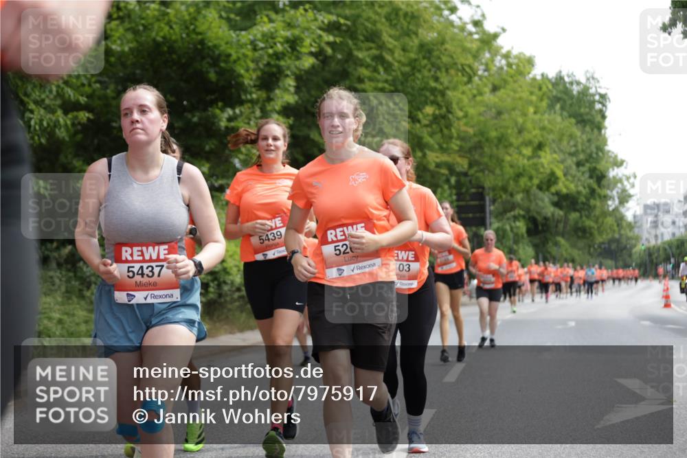 15.06.2025 - REWE Women's Run Jannik Wohlers http://msf.ph/oto/7975917 15.06.2025 10:10:27 Laufen 5437, 5439, 52, 03 meine-sportfotos.de