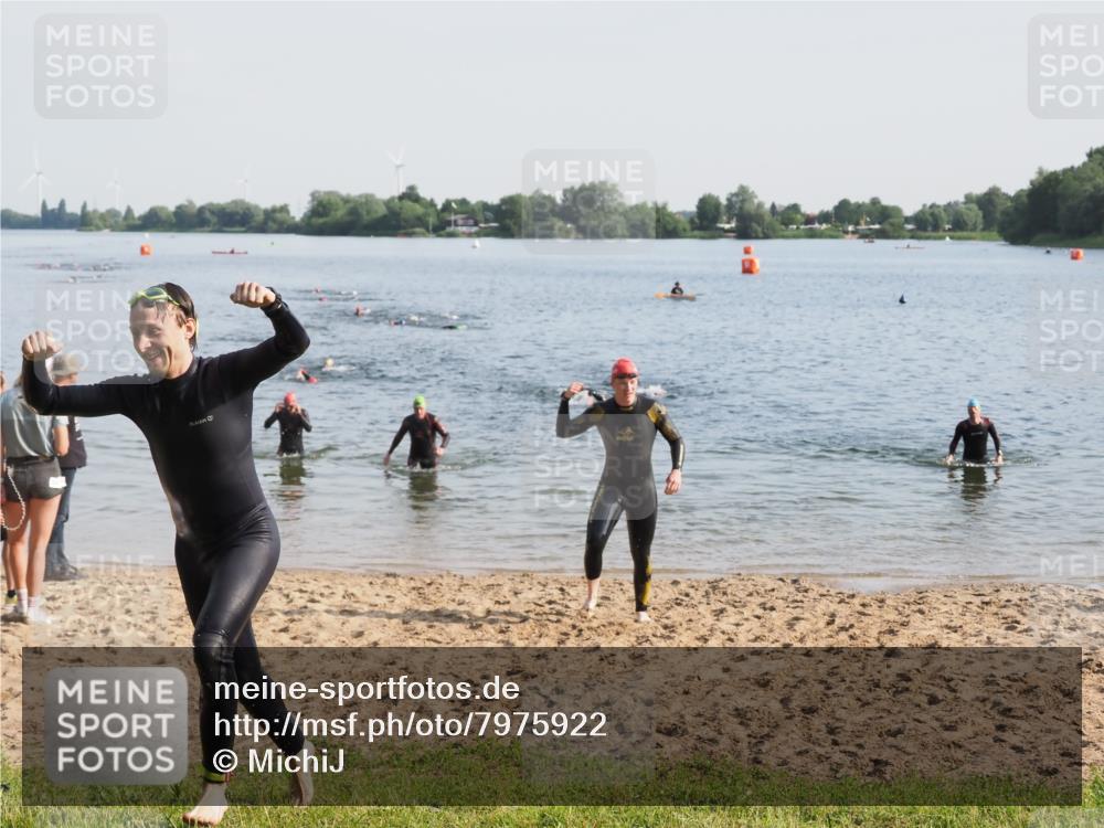 21.06.2025 - 27. Vierlanden-Triathlon MichiJ http://msf.ph/oto/7975922 15.06.2026 08:43:01 Schwimmen 18, 72, 100, 137 meine-sportfotos.de