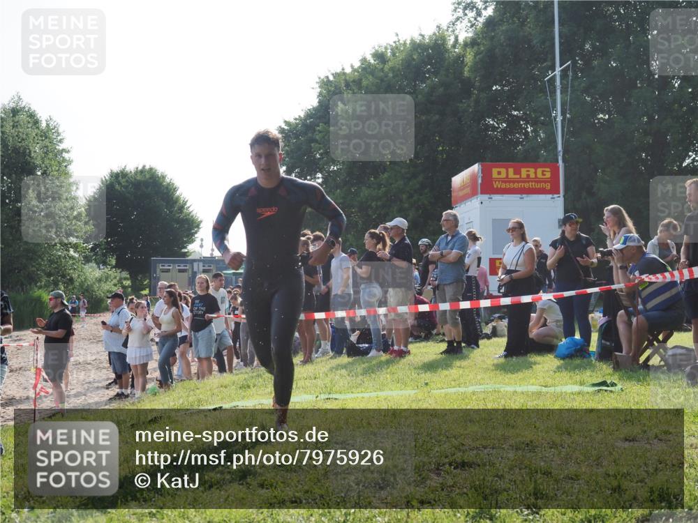 15.06.2025 - 27. Vierlanden-Triathlon KatJ http://msf.ph/oto/7975926 15.06.2025 08:32:41 Schwimmen 14, 25, 26, 38 meine-sportfotos.de