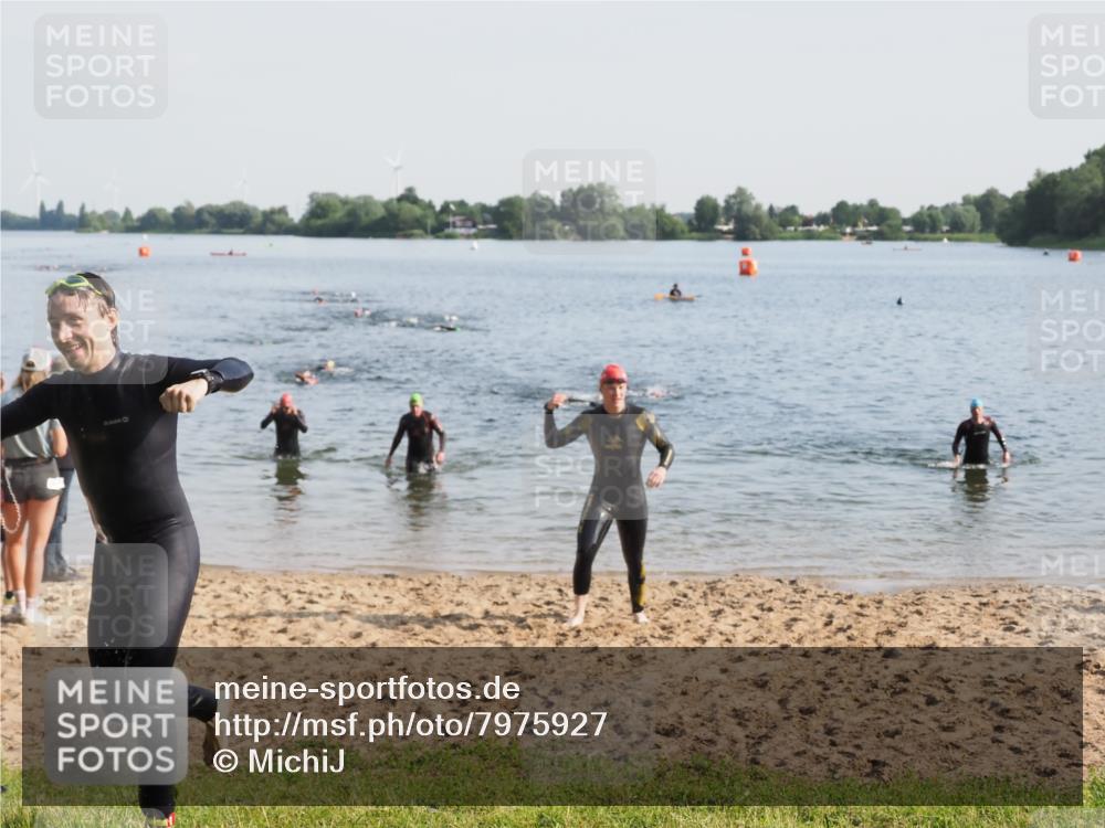 21.06.2025 - 27. Vierlanden-Triathlon MichiJ http://msf.ph/oto/7975927 15.06.2026 08:43:01 Schwimmen 18, 72, 100, 137 meine-sportfotos.de