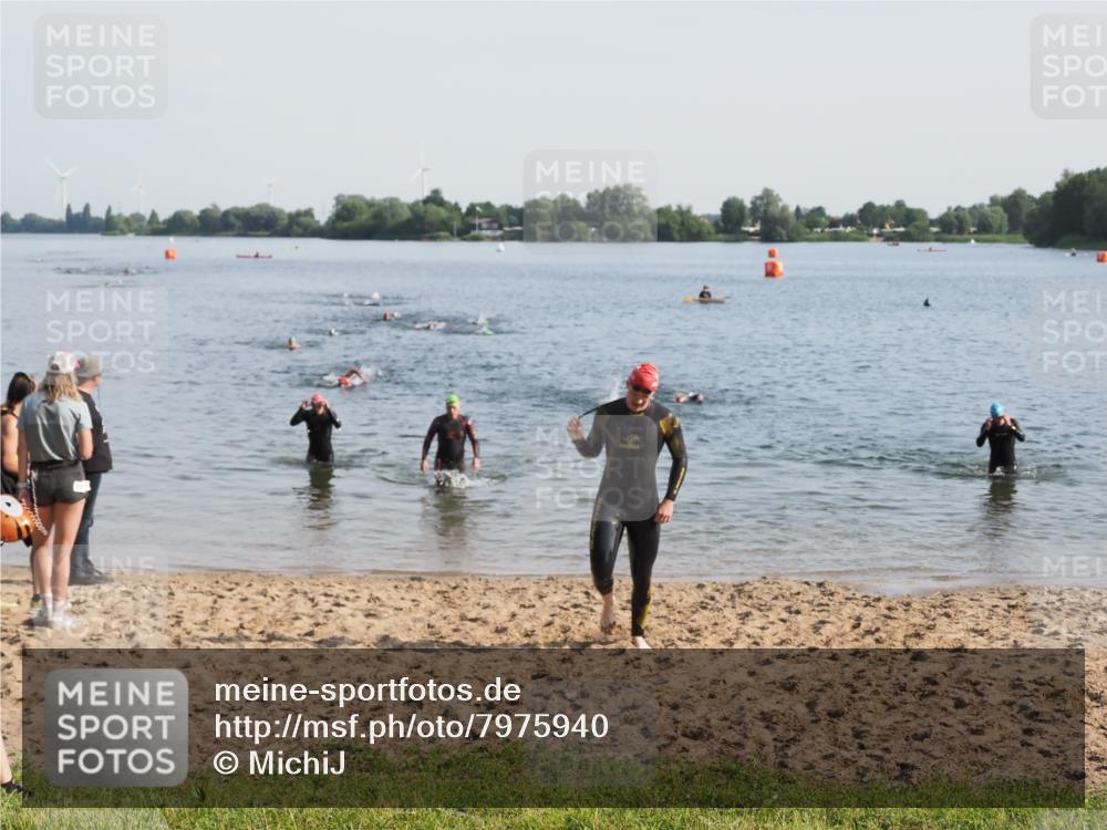 21.06.2025 - 27. Vierlanden-Triathlon MichiJ http://msf.ph/oto/7975940 15.06.2026 08:43:02 Schwimmen 18, 72, 100, 137 meine-sportfotos.de