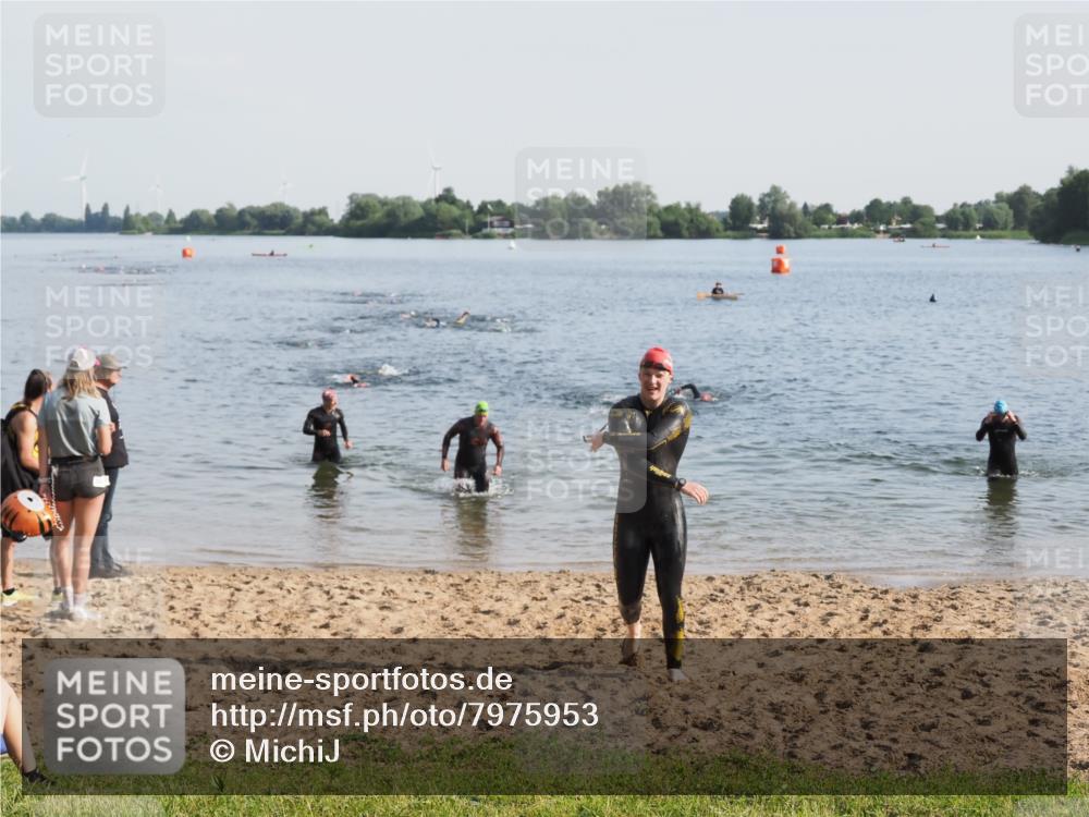 21.06.2025 - 27. Vierlanden-Triathlon MichiJ http://msf.ph/oto/7975953 15.06.2026 08:43:02 Schwimmen 18, 72, 100, 137 meine-sportfotos.de