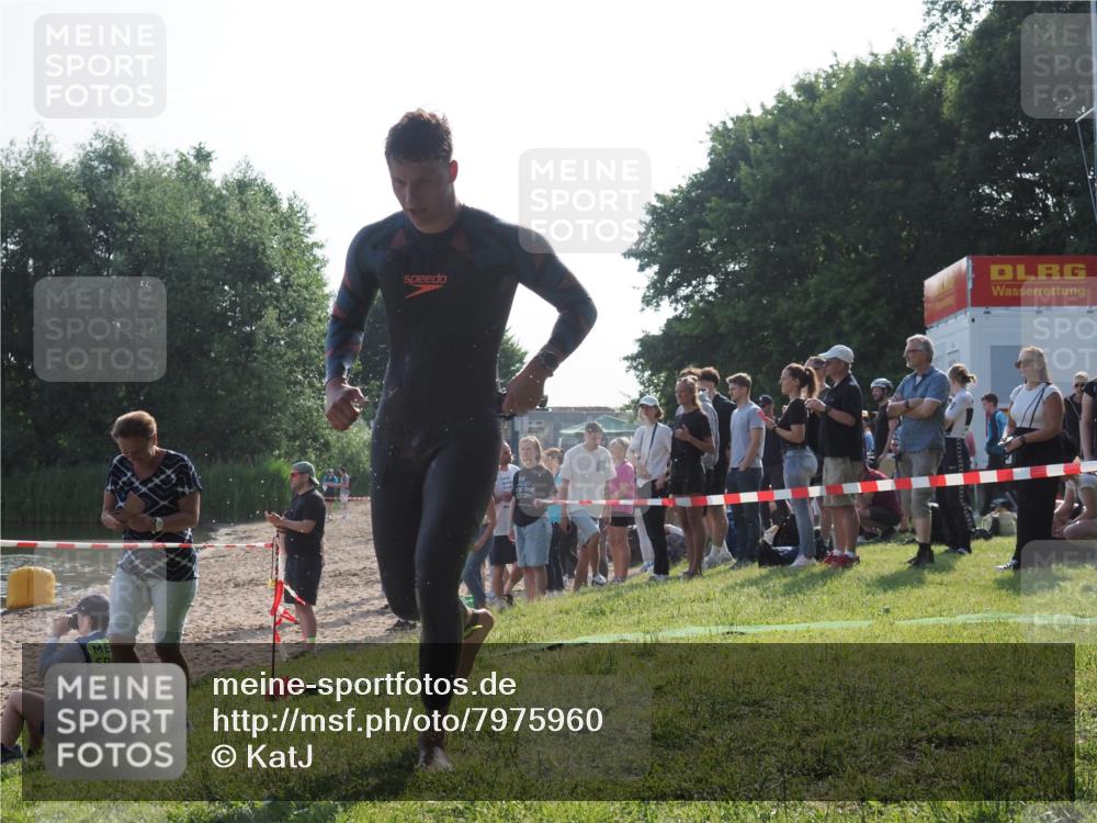 15.06.2025 - 27. Vierlanden-Triathlon KatJ http://msf.ph/oto/7975960 15.06.2025 08:32:42 Schwimmen 14, 25, 26, 38 meine-sportfotos.de