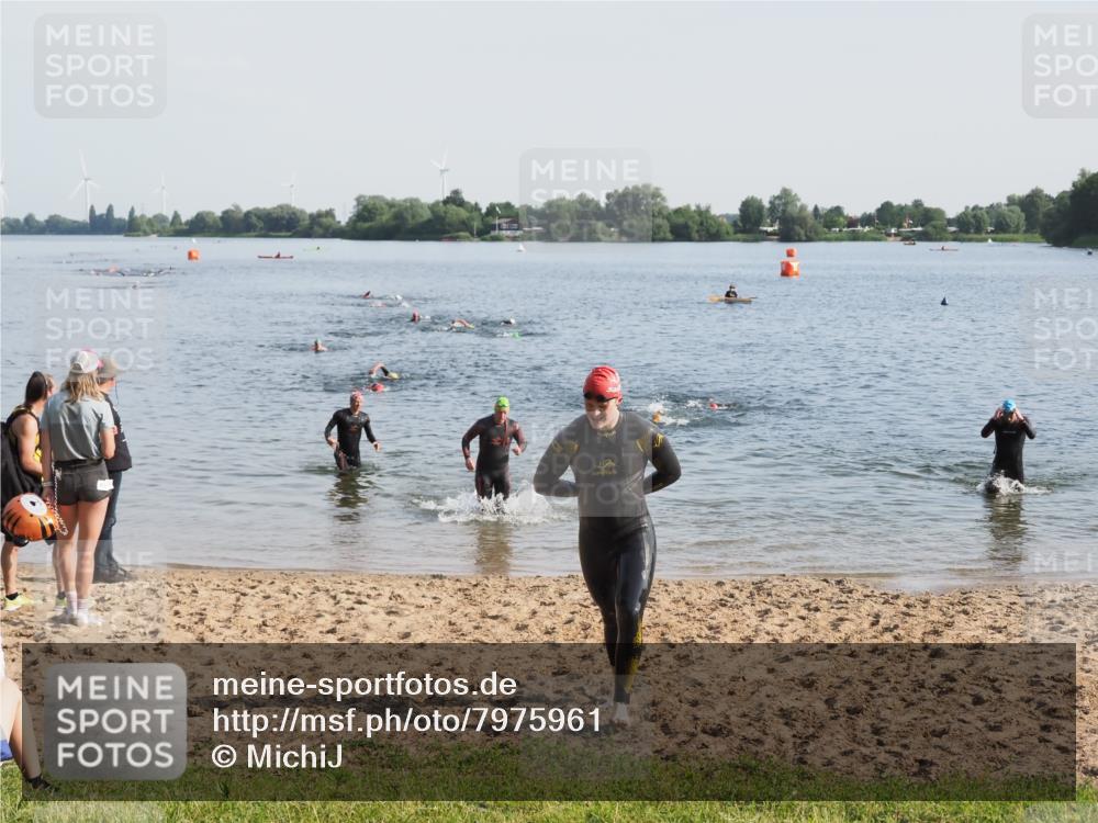 21.06.2025 - 27. Vierlanden-Triathlon MichiJ http://msf.ph/oto/7975961 15.06.2026 08:43:03 Schwimmen 18, 72, 100 meine-sportfotos.de