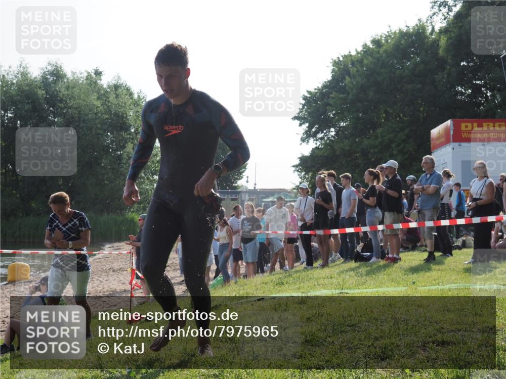 15.06.2025 - 27. Vierlanden-Triathlon KatJ http://msf.ph/oto/7975965 15.06.2025 08:32:42 Schwimmen 14, 25, 26, 38 meine-sportfotos.de