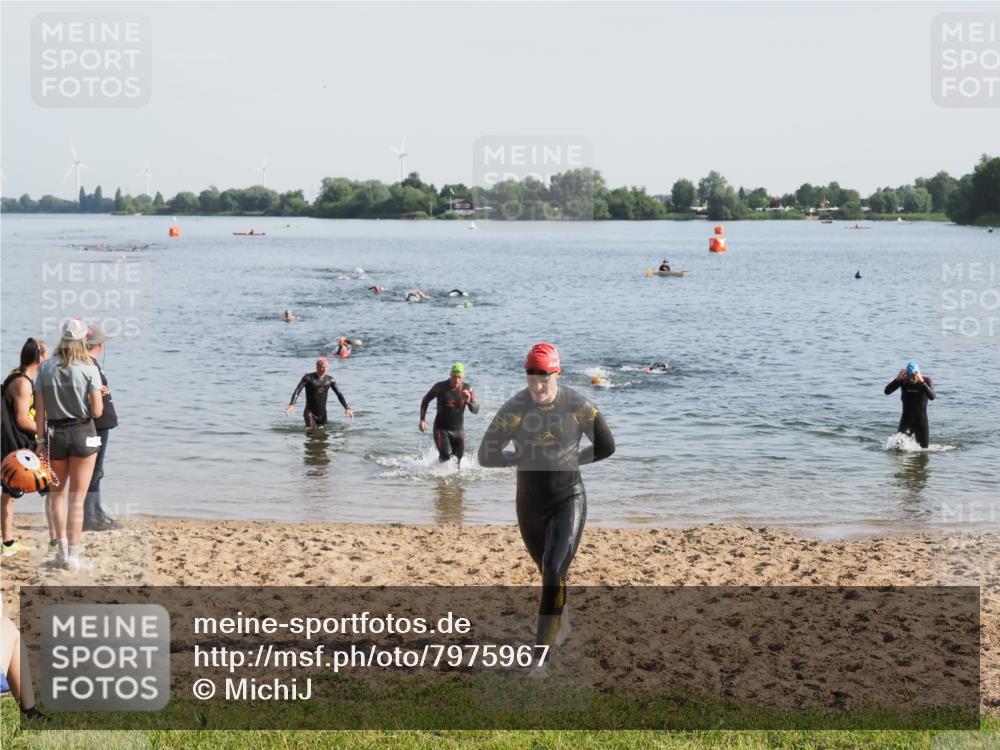 21.06.2025 - 27. Vierlanden-Triathlon MichiJ http://msf.ph/oto/7975967 15.06.2026 08:43:03 Schwimmen 18, 72, 100 meine-sportfotos.de
