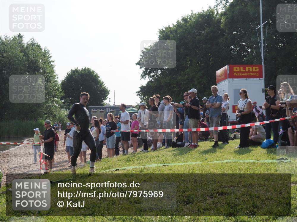 15.06.2025 - 27. Vierlanden-Triathlon KatJ http://msf.ph/oto/7975969 15.06.2025 08:32:46 Schwimmen 25, 26, 38, 87 meine-sportfotos.de