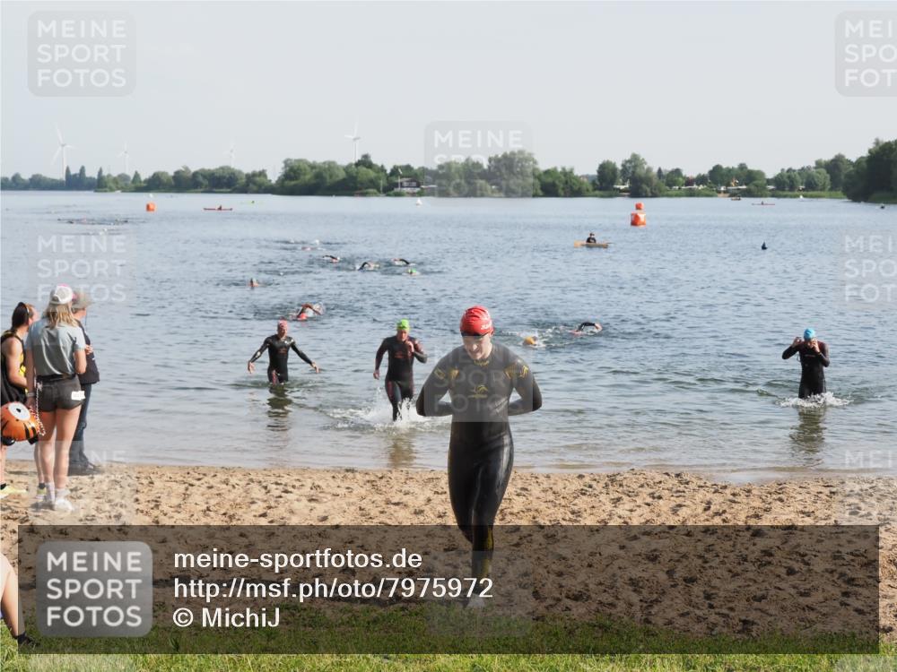 21.06.2025 - 27. Vierlanden-Triathlon MichiJ http://msf.ph/oto/7975972 15.06.2026 08:43:04 Schwimmen 18, 72, 100, 139 meine-sportfotos.de