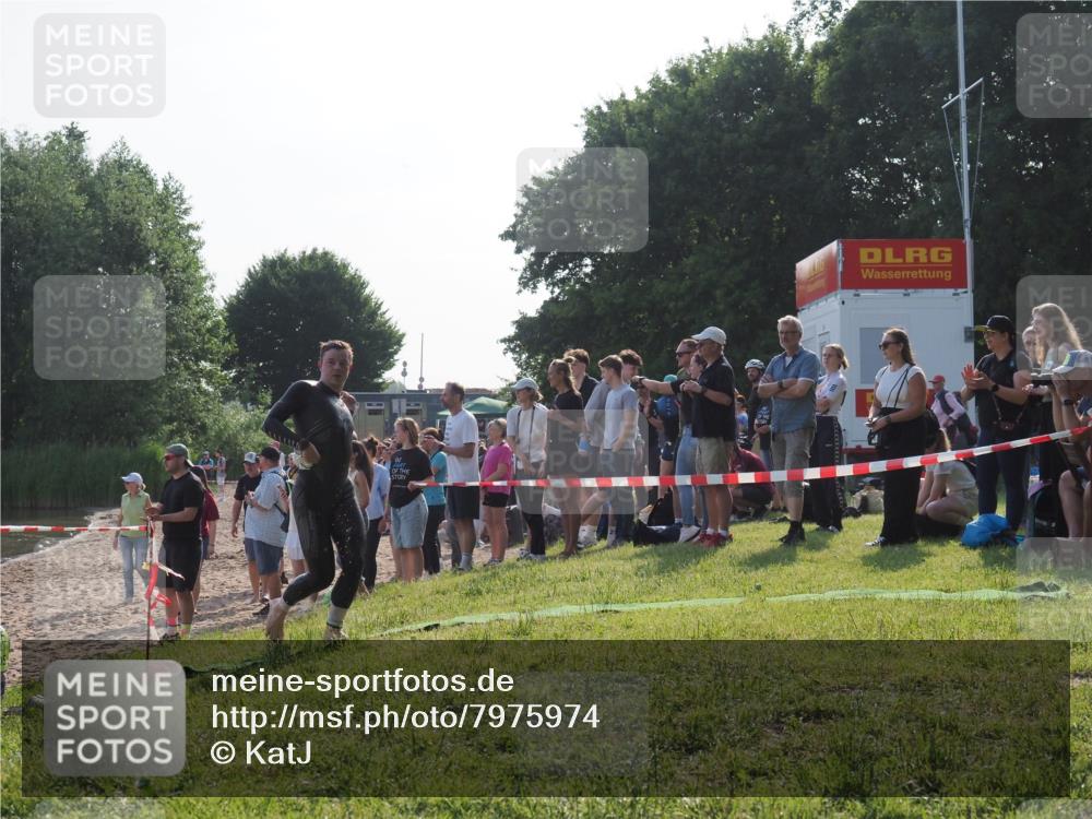 15.06.2025 - 27. Vierlanden-Triathlon KatJ http://msf.ph/oto/7975974 15.06.2025 08:32:46 Schwimmen 25, 26, 38, 87 meine-sportfotos.de