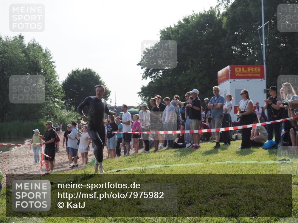 15.06.2025 - 27. Vierlanden-Triathlon KatJ http://msf.ph/oto/7975982 15.06.2025 08:32:46 Schwimmen 25, 26, 38, 87 meine-sportfotos.de