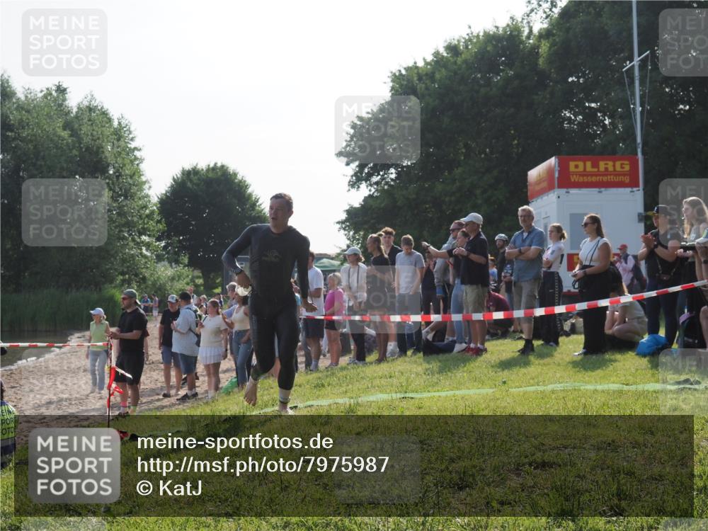 15.06.2025 - 27. Vierlanden-Triathlon KatJ http://msf.ph/oto/7975987 15.06.2025 08:32:46 Schwimmen 25, 26, 38, 87 meine-sportfotos.de