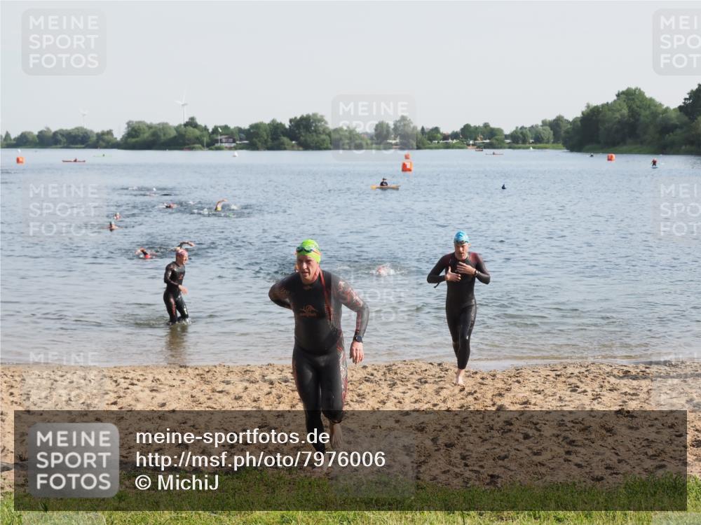 21.06.2025 - 27. Vierlanden-Triathlon MichiJ http://msf.ph/oto/7976006 15.06.2026 08:43:09 Schwimmen 72, 100, 139 meine-sportfotos.de