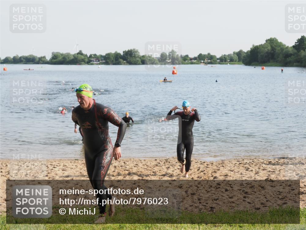 21.06.2025 - 27. Vierlanden-Triathlon MichiJ http://msf.ph/oto/7976023 15.06.2026 08:43:10 Schwimmen 72, 100, 139 meine-sportfotos.de