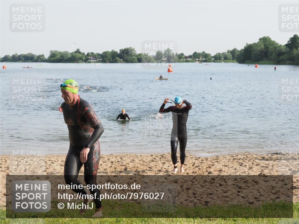 21.06.2025 - 27. Vierlanden-Triathlon MichiJ http://msf.ph/oto/7976027 15.06.2026 08:43:10 Schwimmen 72, 100, 139 meine-sportfotos.de