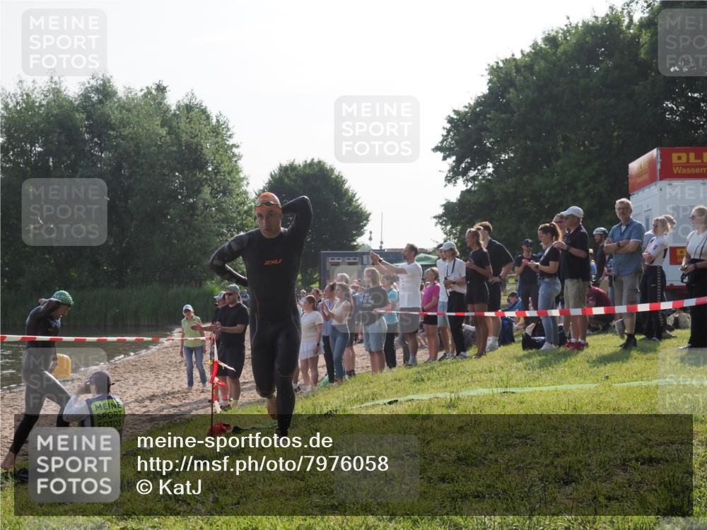 15.06.2025 - 27. Vierlanden-Triathlon KatJ http://msf.ph/oto/7976058 15.06.2025 08:32:49 Schwimmen 25, 26, 38, 41, 60, 87 meine-sportfotos.de
