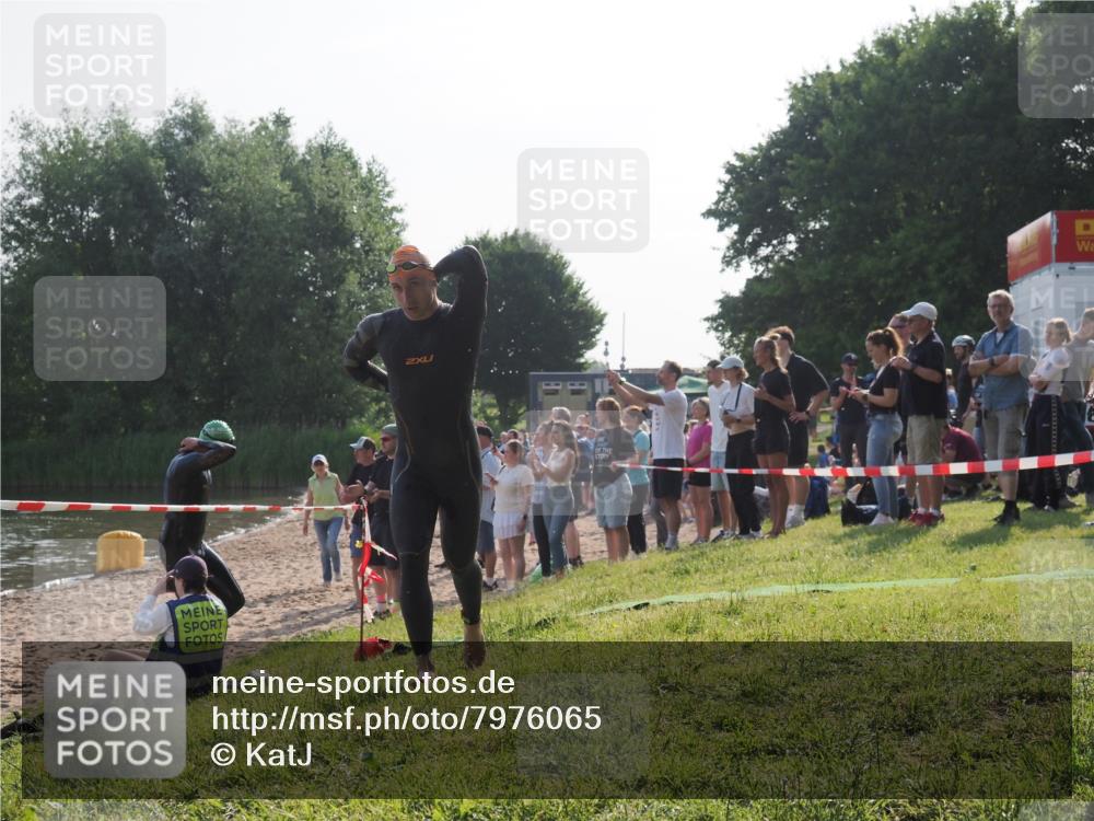 15.06.2025 - 27. Vierlanden-Triathlon KatJ http://msf.ph/oto/7976065 15.06.2025 08:32:49 Schwimmen 25, 26, 38, 41, 60, 87 meine-sportfotos.de
