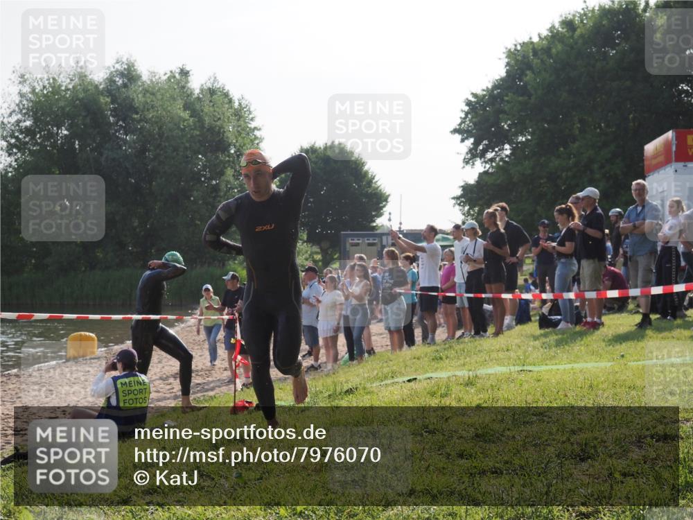15.06.2025 - 27. Vierlanden-Triathlon KatJ http://msf.ph/oto/7976070 15.06.2025 08:32:50 Schwimmen 25, 38, 41, 60, 87 meine-sportfotos.de