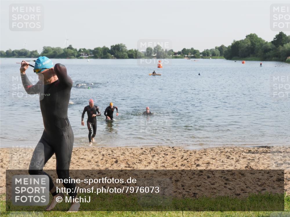 21.06.2025 - 27. Vierlanden-Triathlon MichiJ http://msf.ph/oto/7976073 15.06.2026 08:43:12 Schwimmen 11, 72, 100, 102, 139 meine-sportfotos.de