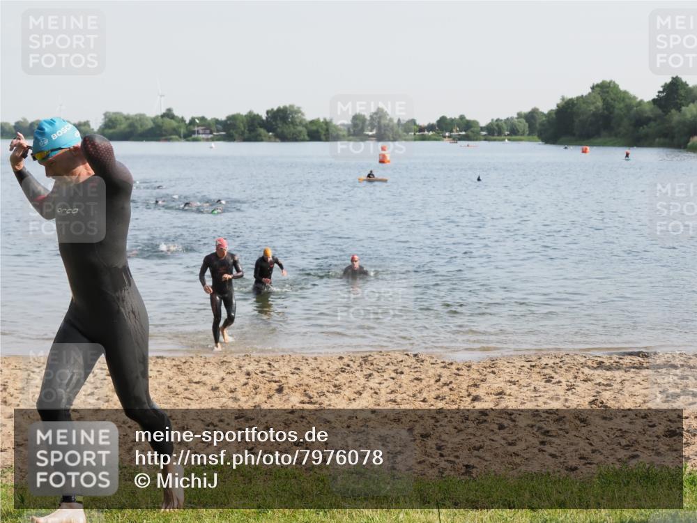 21.06.2025 - 27. Vierlanden-Triathlon MichiJ http://msf.ph/oto/7976078 15.06.2026 08:43:12 Schwimmen 11, 72, 100, 102, 139 meine-sportfotos.de