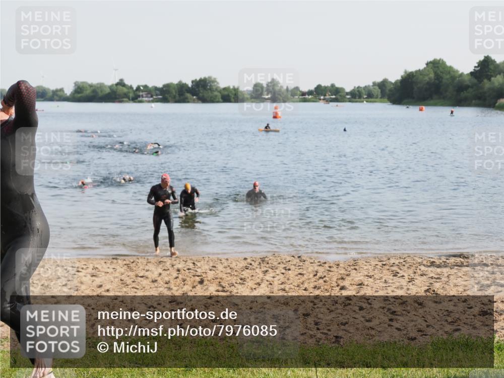 21.06.2025 - 27. Vierlanden-Triathlon MichiJ http://msf.ph/oto/7976085 15.06.2026 08:43:13 Schwimmen 11, 72, 100, 102, 139 meine-sportfotos.de