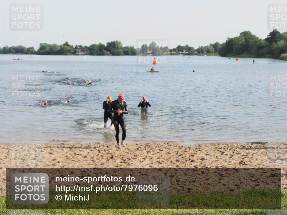 21.06.2025 - 27. Vierlanden-Triathlon MichiJ http://msf.ph/oto/7976096 15.06.2026 08:43:15 Schwimmen 11, 100, 102, 139 meine-sportfotos.de