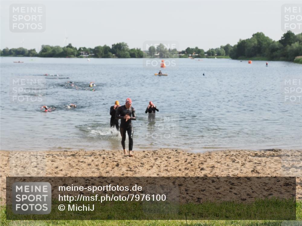 21.06.2025 - 27. Vierlanden-Triathlon MichiJ http://msf.ph/oto/7976100 15.06.2026 08:43:15 Schwimmen 11, 100, 102, 139 meine-sportfotos.de