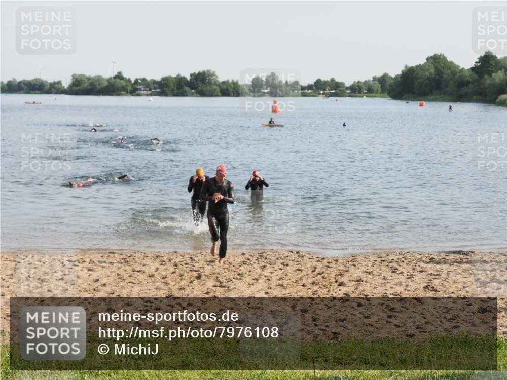 21.06.2025 - 27. Vierlanden-Triathlon MichiJ http://msf.ph/oto/7976108 15.06.2026 08:43:15 Schwimmen 11, 100, 102, 139 meine-sportfotos.de