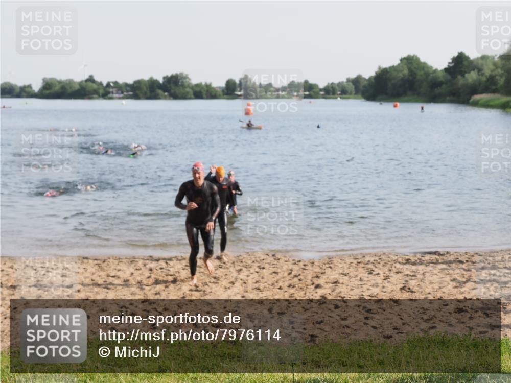 21.06.2025 - 27. Vierlanden-Triathlon MichiJ http://msf.ph/oto/7976114 15.06.2026 08:43:17 Schwimmen 11, 102, 139, 148 meine-sportfotos.de