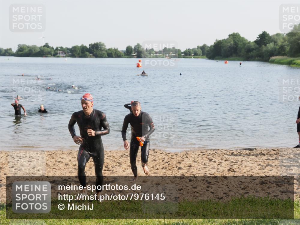 21.06.2025 - 27. Vierlanden-Triathlon MichiJ http://msf.ph/oto/7976145 15.06.2026 08:43:19 Schwimmen 11, 102, 139, 148 meine-sportfotos.de