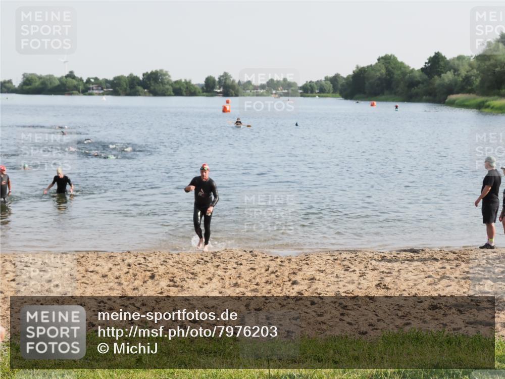 21.06.2025 - 27. Vierlanden-Triathlon MichiJ http://msf.ph/oto/7976203 15.06.2026 08:43:22 Schwimmen 11, 102, 148 meine-sportfotos.de