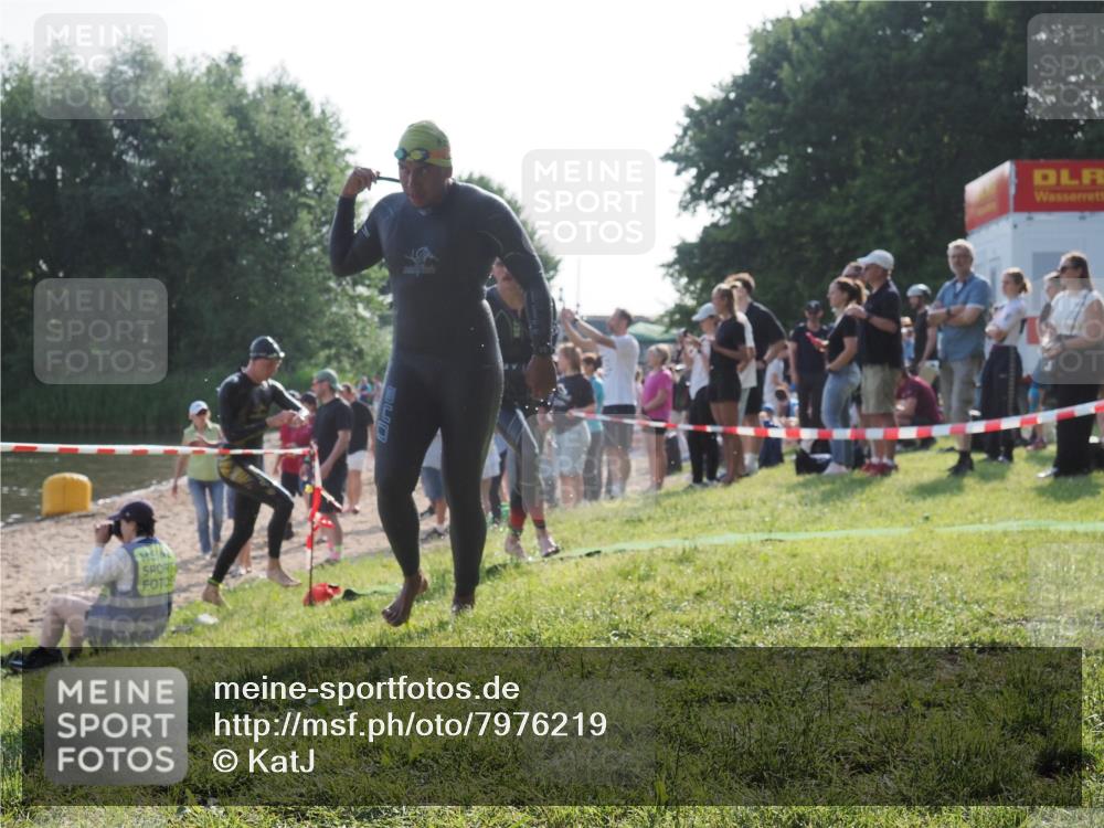 15.06.2025 - 27. Vierlanden-Triathlon KatJ http://msf.ph/oto/7976219 15.06.2025 08:32:56 Schwimmen 8, 25, 41, 60, 87 meine-sportfotos.de
