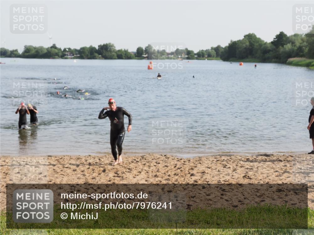 21.06.2025 - 27. Vierlanden-Triathlon MichiJ http://msf.ph/oto/7976241 15.06.2026 08:43:24 Schwimmen 11, 102, 148 meine-sportfotos.de