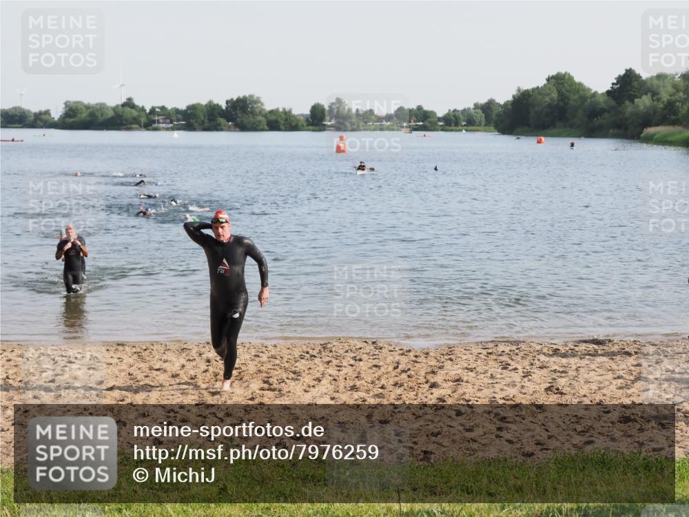 21.06.2025 - 27. Vierlanden-Triathlon MichiJ http://msf.ph/oto/7976259 15.06.2026 08:43:25 Schwimmen 11, 65, 74, 102, 148 meine-sportfotos.de