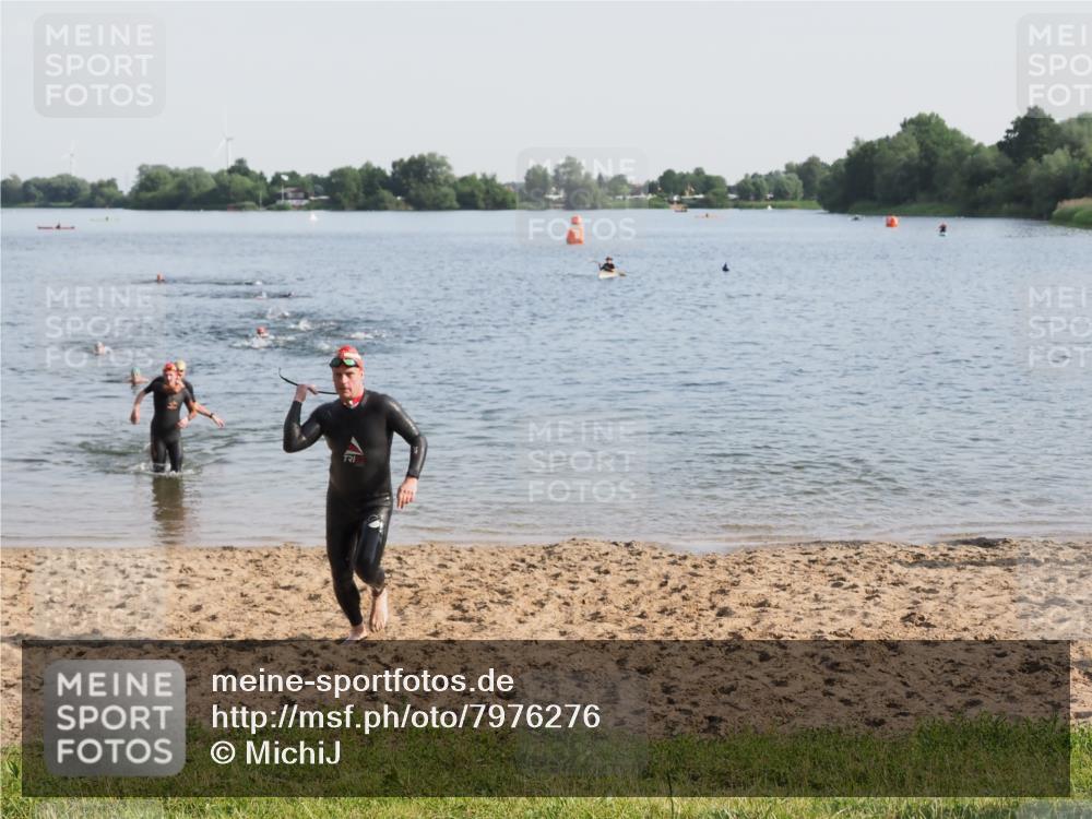 21.06.2025 - 27. Vierlanden-Triathlon MichiJ http://msf.ph/oto/7976276 15.06.2026 08:43:25 Schwimmen 11, 65, 74, 102, 148 meine-sportfotos.de
