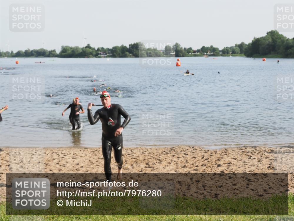 21.06.2025 - 27. Vierlanden-Triathlon MichiJ http://msf.ph/oto/7976280 15.06.2026 08:43:26 Schwimmen 11, 65, 74, 102, 148 meine-sportfotos.de