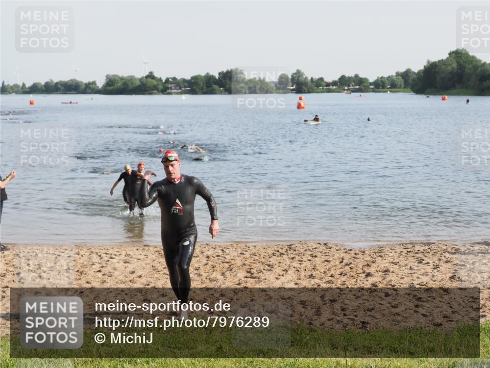 21.06.2025 - 27. Vierlanden-Triathlon MichiJ http://msf.ph/oto/7976289 15.06.2026 08:43:26 Schwimmen 11, 65, 74, 102, 148 meine-sportfotos.de