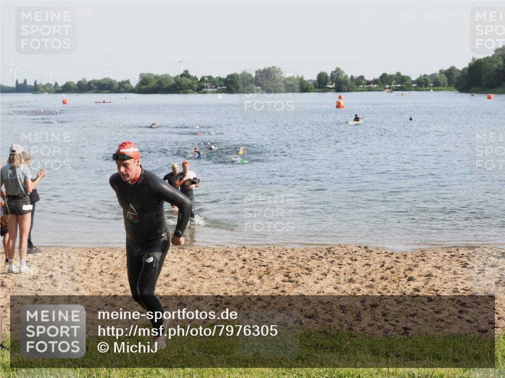 21.06.2025 - 27. Vierlanden-Triathlon MichiJ http://msf.ph/oto/7976305 15.06.2026 08:43:27 Schwimmen 11, 65, 74, 102, 148 meine-sportfotos.de