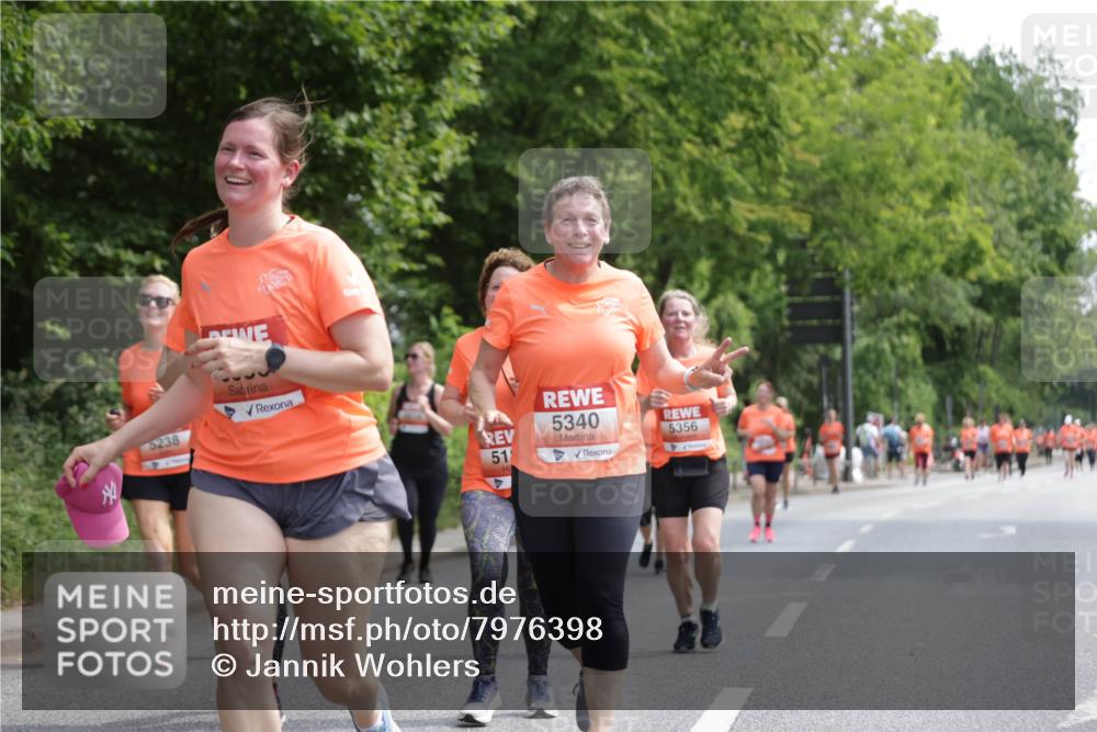 15.06.2025 - REWE Women's Run Jannik Wohlers http://msf.ph/oto/7976398 15.06.2025 10:10:53 Laufen 5238, 51, 5340, 5356 meine-sportfotos.de
