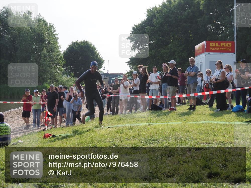 15.06.2025 - 27. Vierlanden-Triathlon KatJ http://msf.ph/oto/7976458 15.06.2025 08:33:18 Schwimmen 15, 36, 61 meine-sportfotos.de