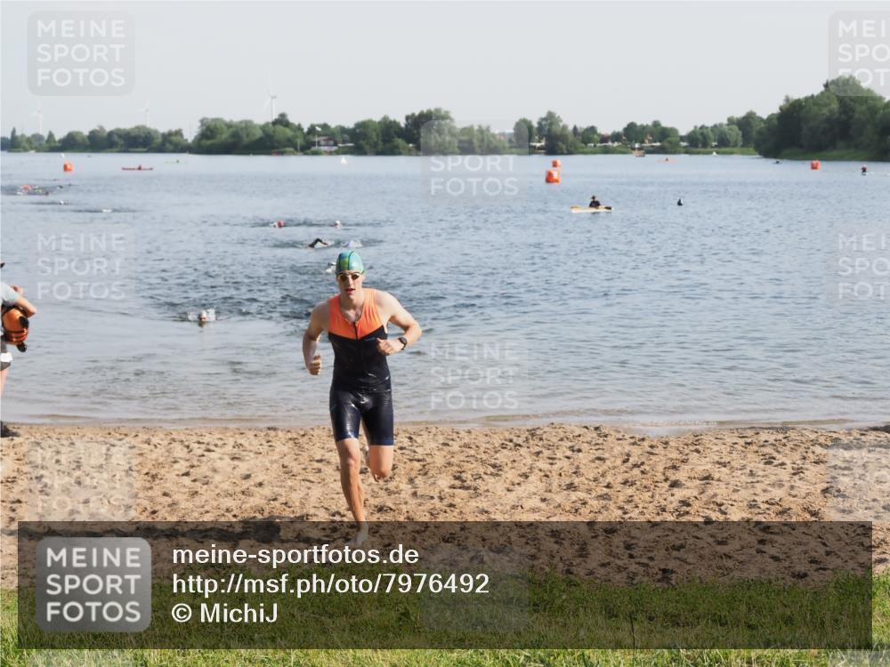 21.06.2025 - 27. Vierlanden-Triathlon MichiJ http://msf.ph/oto/7976492 15.06.2026 08:43:41 Schwimmen 32, 65, 74 meine-sportfotos.de