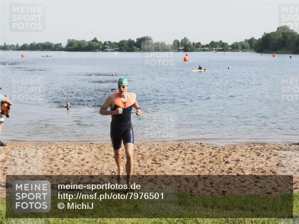 21.06.2025 - 27. Vierlanden-Triathlon MichiJ http://msf.ph/oto/7976501 15.06.2026 08:43:41 Schwimmen 32, 65, 74 meine-sportfotos.de