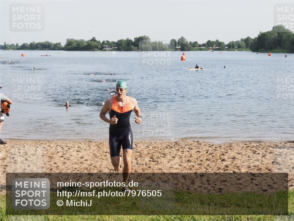 21.06.2025 - 27. Vierlanden-Triathlon MichiJ http://msf.ph/oto/7976505 15.06.2026 08:43:41 Schwimmen 32, 65, 74 meine-sportfotos.de
