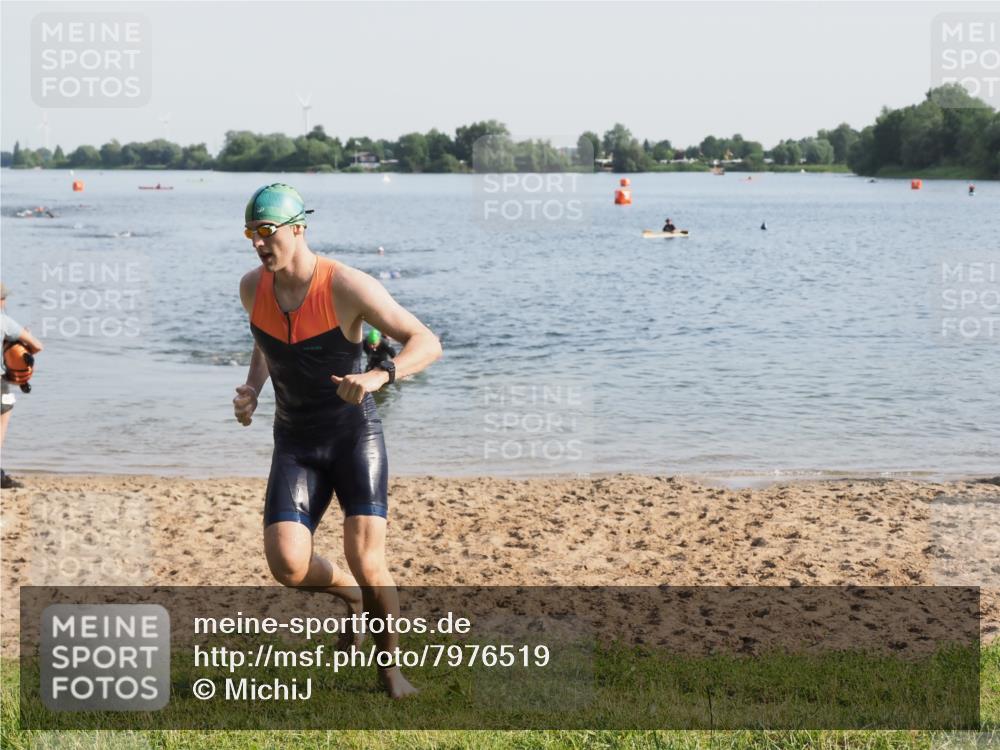 21.06.2025 - 27. Vierlanden-Triathlon MichiJ http://msf.ph/oto/7976519 15.06.2026 08:43:42 Schwimmen 32 meine-sportfotos.de