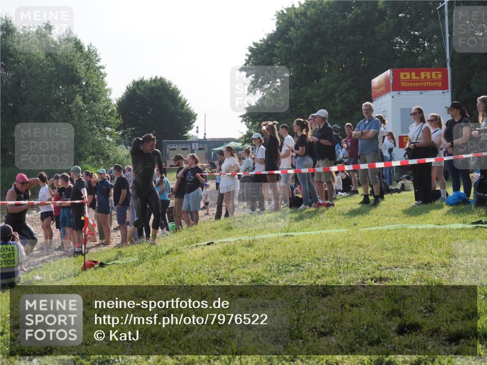 15.06.2025 - 27. Vierlanden-Triathlon KatJ http://msf.ph/oto/7976522 15.06.2025 08:34:03 Schwimmen 49, 78 meine-sportfotos.de