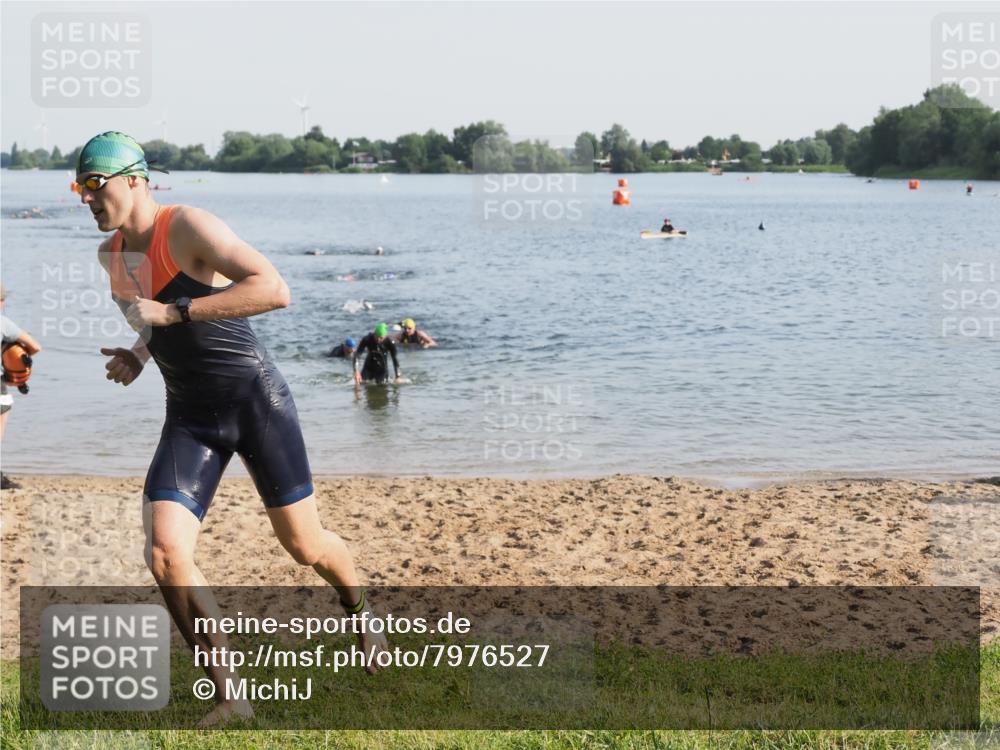 21.06.2025 - 27. Vierlanden-Triathlon MichiJ http://msf.ph/oto/7976527 15.06.2026 08:43:42 Schwimmen 32 meine-sportfotos.de
