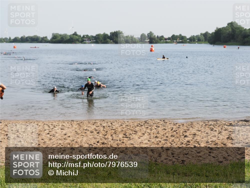 21.06.2025 - 27. Vierlanden-Triathlon MichiJ http://msf.ph/oto/7976539 15.06.2026 08:43:43 Schwimmen 32, 113 meine-sportfotos.de